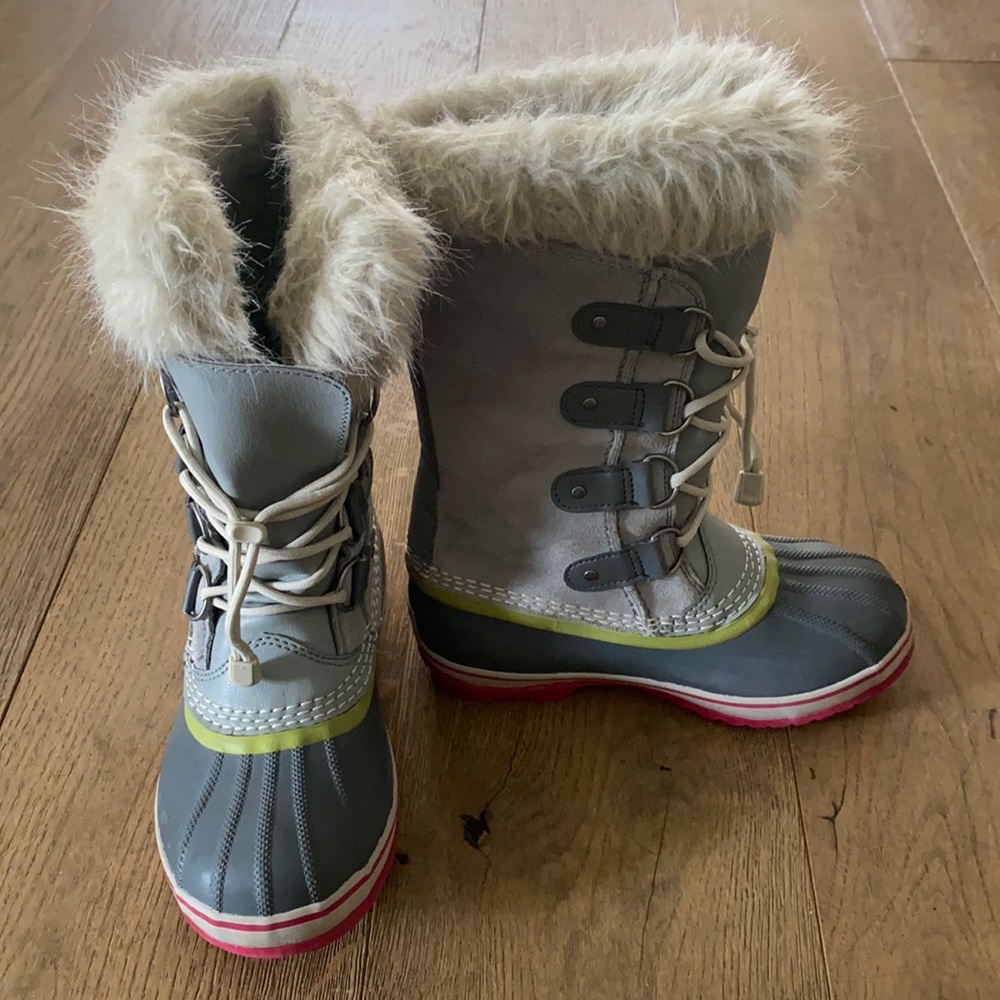 Sorel snow boots size 3